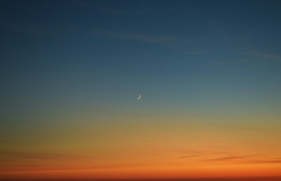 日落时的新月